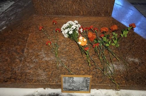 Оросын пуужингийн цохилтын улмаас амиа алдагсдын дурсгалыг москвачууд хүндэтгэжээ