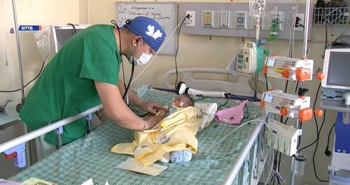 УГТЭ-ийн эмч нар зүрхний төрөлхийн гажигтай нярайд мэс засал хийж, амь насыг нь аварлаа