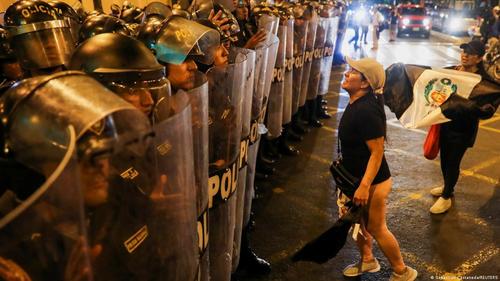 Перуд дэгдсэн эсэргүүцлийн улмаас 50 хүн амиа алджээ