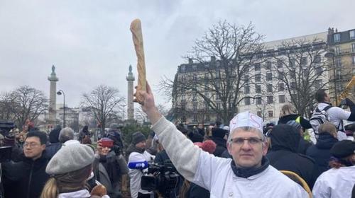 Францын талхчид эрчим хүчний үнийн өсөлтийг эсэргүүцэн, талх, нарийн боов барин жагсжээ