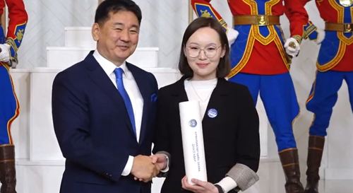 Ерөнхийлөгч шилдэг төгсөгчдөд захиа даалгавар гардуулж байна