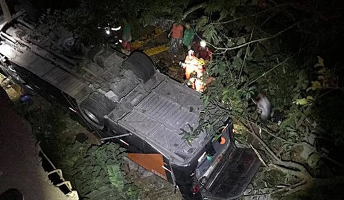 Бразилд хөлбөмбөгийн багийг тээвэрлэж явсан автобус гүүрнээс унажээ