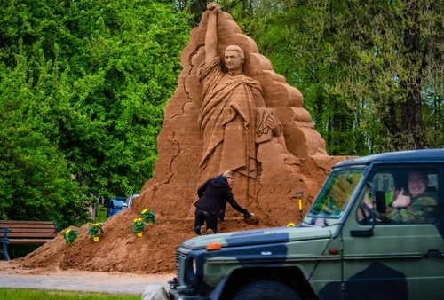 Эстонид Зеленскийн хөшөөг босгожээ