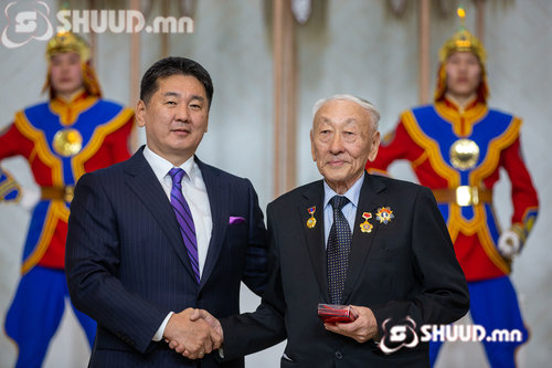 Д.Ренчинхандад Монгол Улсын Хөдөлмөрийн баатар цол хүртээлээ