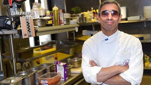 Францад 16 жил хуулийнхнаас зугтсан мафийн гишүүнийг пиццаны газарт ажиллаж байхад нь барьжээ