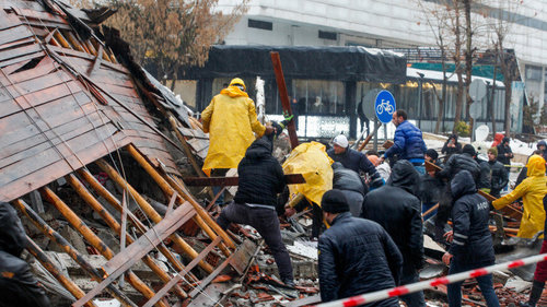 Туркийн газар хөдлөлт: Нуранган дор бүтэн нэг хоносон хүүхдийг эсэн мэнд гарган авчээ