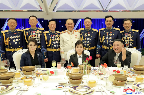 Ким Жон Ун Армийн ойн арга хэмжээнд охинтойгоо оролцжээ