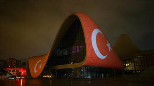 Баку хотын барилгыг Туркийн далбаан өнгөөр гэрэлтүүлжээ
