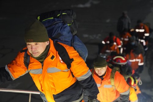 Монголын аврагчид гурван хүнийг эсэн мэнд олж, эмнэлэгт хүлээлгэн өглөө