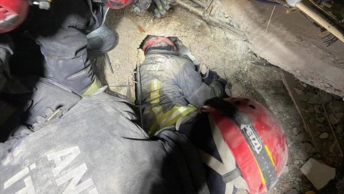 Газар хөдөлснөөс хойш 68 цагийн дараа нурангин дороос зургаан хүнийг эсэн мэнд гаргажээ