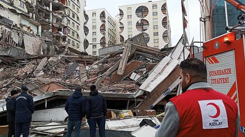 Туркийн газар хөдлөлт: Барилгын салбар дахь авлига олон хүний аминд хүрлээ