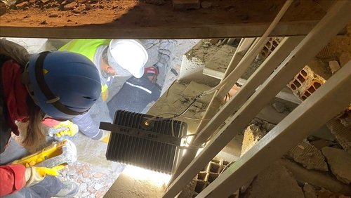 Хатай хотод газар хөдлөлтөөс хойш 95 цагийн дараа долоон настай охиныг аварчээ