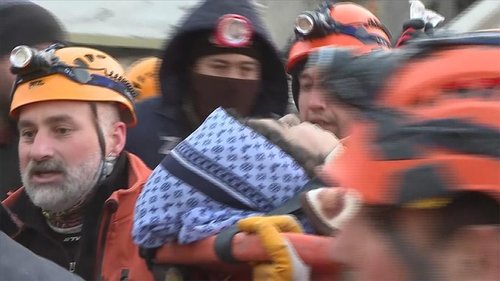 Газар хөдөлснөөс 96 цагийн дараа аврагдсан ой гарантай охин