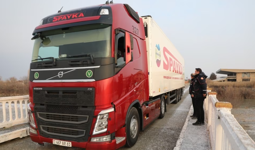 Армени Турк рүү тусламж илгээхийн тулд 30 жилийн өмнө хаасан боомтоо нээжээ