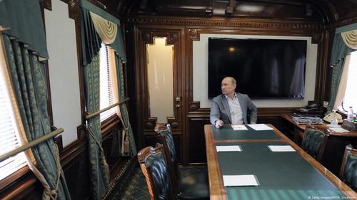 Досье: Путин Хойд Солонгосын удирдагчийн адилаар хуягт галт тэргээр зорчдог