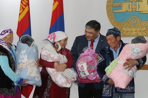 Дархан-Уул аймгийн Засаг дарга ГУРВАН ИХЭР охины гэр бүлд 10 сая төгрөгийн дэмжлэг үзүүлжээ