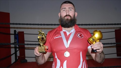 Кикбоксчин Дурсун Туркийн ард түмэнд туслахаар шагналаа дуудлагаар худалдана