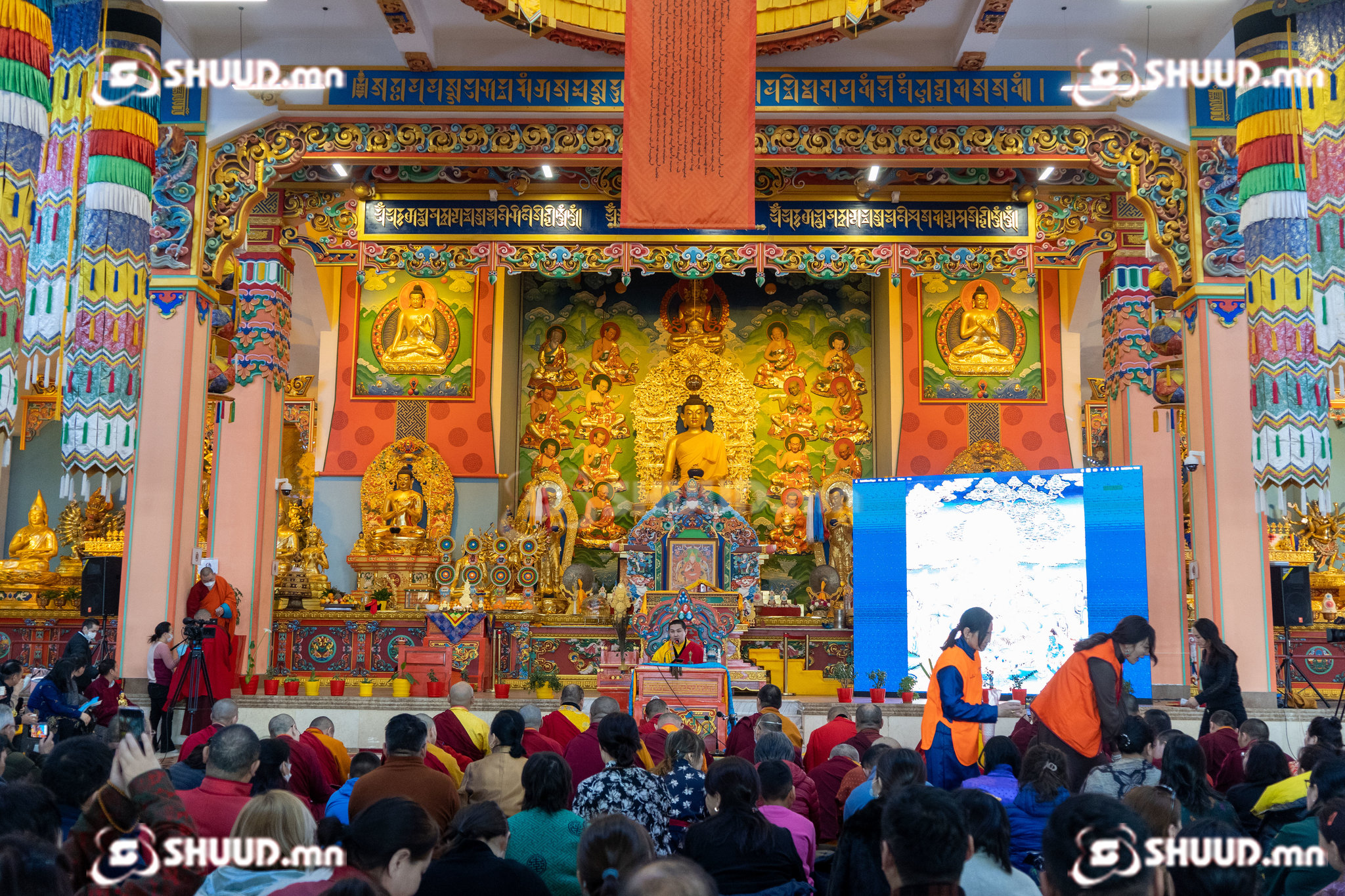 Гандантэгчэнлин хийдийн Батцагаан дуганд нийт лам хуврагууд их ерөөл хурж байна