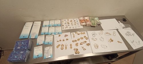 Монгол эмэгтэйчүүд үнэт эдлэл нуун гарч байгаад Орост саатуулагджээ