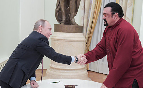 Путин Стивен Сигалыг Найрамдлын одонгоор шагнажээ