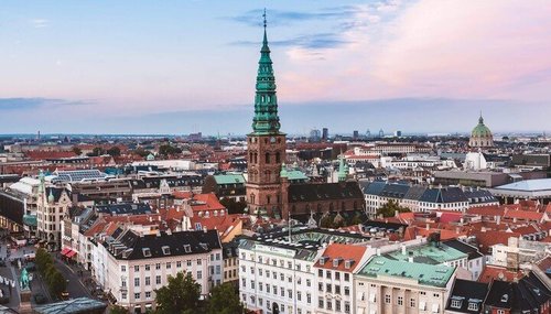 Данид батлан хамгаалахын төсвөө нэмэгдүүлэхийн тулд улсын баярыг цуцлав