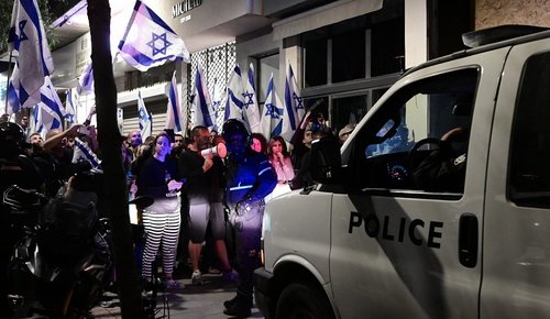 Израилийн ерөнхий сайдын эхнэрийн тансаглалаас болж үймээн дэгджээ