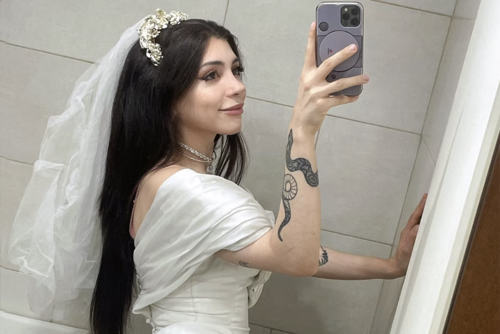 Аргентины блогчин өөртэйгээ гэрлээд, нэг өдрийн дараа салжээ