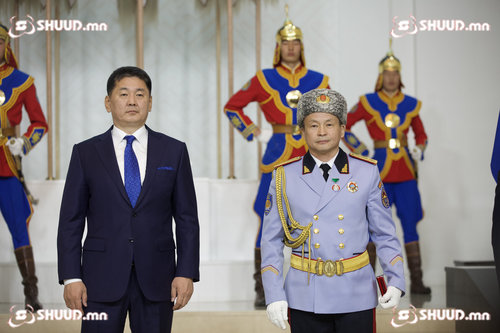 ФОТО: БНТУ-д үүрэг гүйцэтгэсэн алба хаагчдад төрийн цол, одон, медаль гардууллаа