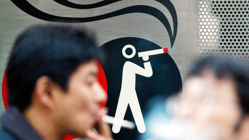 Төрийн албан хаагчийг тамхилж ажил цалгардуулсанд буруутгаж 15 мянган доллараар торгожээ