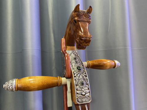 Төрийн думын орлогч дарга Буриадын театрт морин хуур бэлэглэжээ