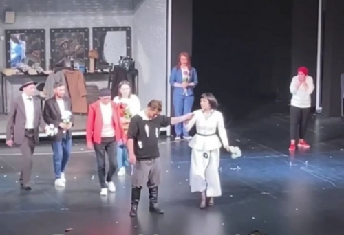 Улаан-Үдэд театрын жүжигчин эсэргүүцэл илэрхийлж судсаа ханажээ