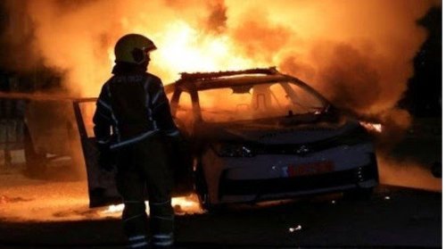 Ачааны машины араас мөргөсөн суудлын машин шатжээ