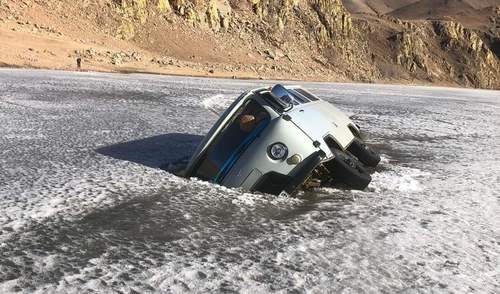 Идэрийн голын мөс рүү цөмөрч орсон машиныг татан гаргажээ