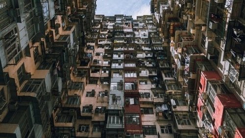 Барилгын 19 давхраас унасан эр амьд үлдэж, эмч нарт дуулж өгчээ