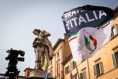 Италид албан харилцаанд гадаад үг ашиглахыг хориглох тухай хууль боловсруулжээ