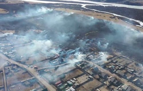 ВИДЕО: Буриадын гал сөнөөгчид хуурай өвс шатаах үеэрээ гал алдсаны улмаас суурингийн тал нь шатжээ