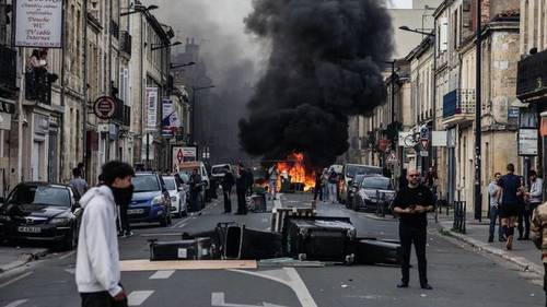 Францад эсэргүүцэгчид Үндсэн хуулийн зөвлөлийн хаалгыг хог овоолон хаажээ