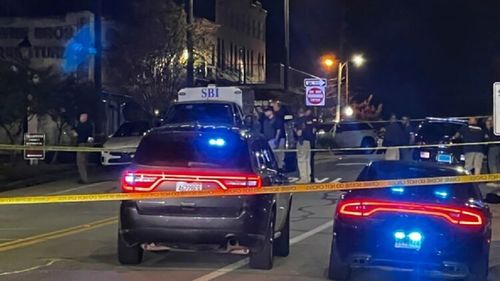 Алабамад зэвсэгт халдлага болж, дөрвөн хүн амиа алдан олон хүн шархаджээ