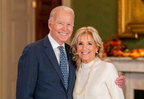 Жо Байден жилийн орлогынхоо 35 хувийг буяны үйлсэд хандивлажээ