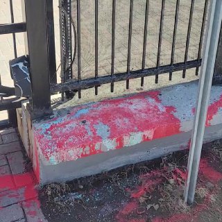 Канад дахь Оросын ЭСЯ-ны байр руу улаан будаг цацжээ