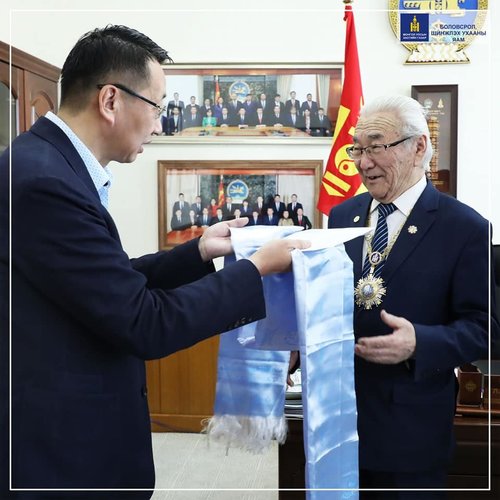 Эрдэмтэн Д.Доржготовд хоёр өрөө байрны түлхүүр гардууллаа