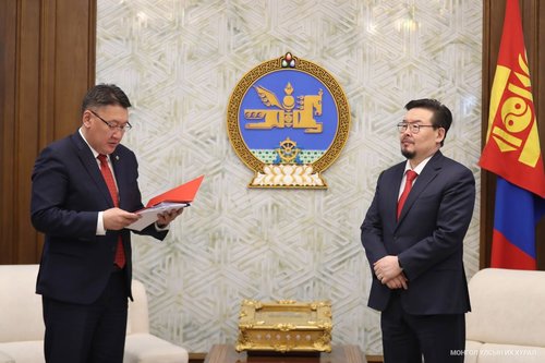 Сангийн сайд Б.Жавхлан хуулийн төсөл өргөн мэдүүллээ