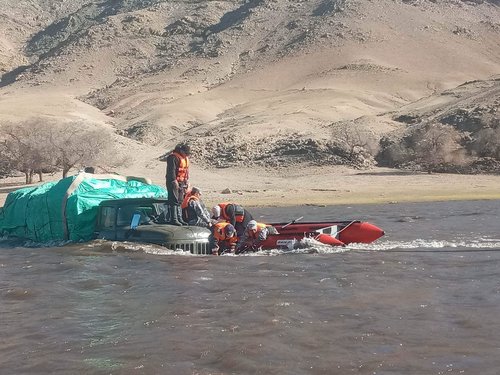 Зургаан зорчигчтой ЗИЛ-131 машин Идэрийн голын усанд суужээ