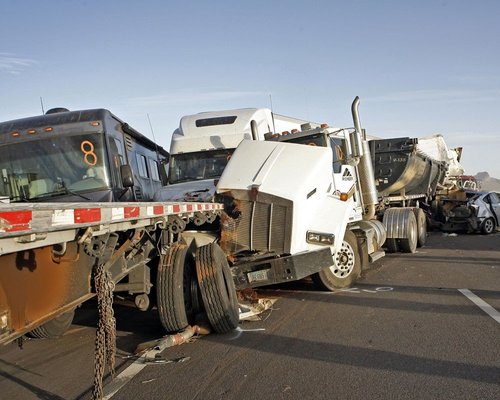 АНУ-д 100 орчим машин мөргөлдөж, зургаан хүн амиа алджээ