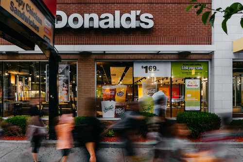 МакДональдс 10 настай хүүхдүүдийг хууль бусаар ажиллуулж байжээ