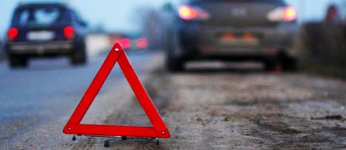 Машинаар хашаа мөргөж, нэг хүн нас баржээ