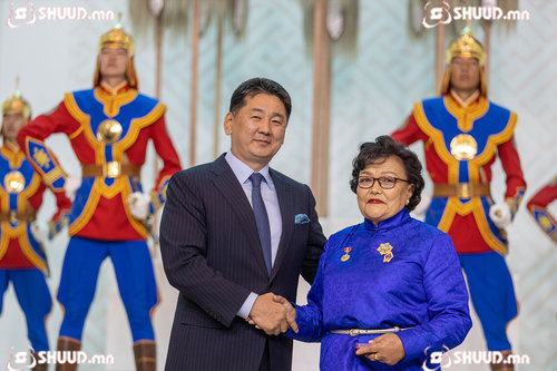 Сувилагч нарыг Эрүүлийг хамгаалахын гавьяат ажилтан цолоор шагналаа