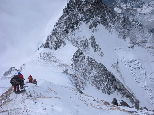 Эверестэд Энэтхэгийн уулчин амиа алдаж, Монголын уулчныг эрэн хайж байна
