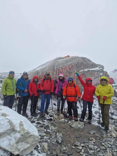 Монгол уулчид Эверестэд амжилттай авирч, аюулгүй буужээ