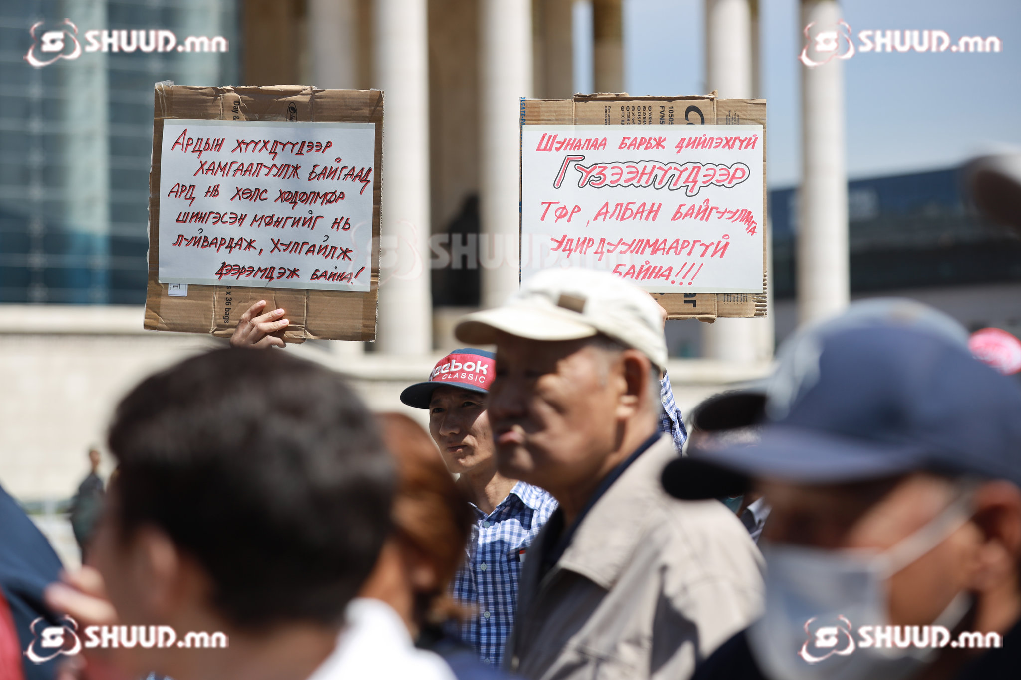 Жагсагчид: Залуус Солонгос явахын оронд Солонгосын ард түмэн шиг тэмцэх хэрэгтэй
